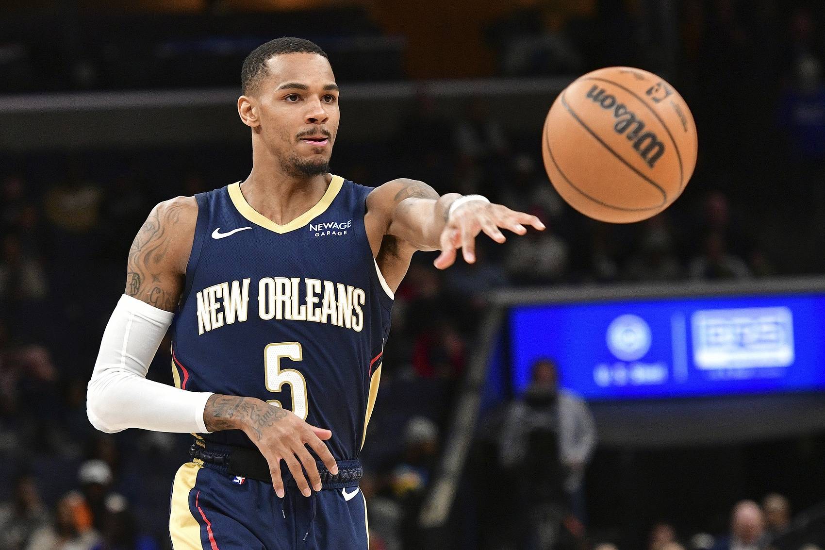 宣布聘请特 宣布聘请特